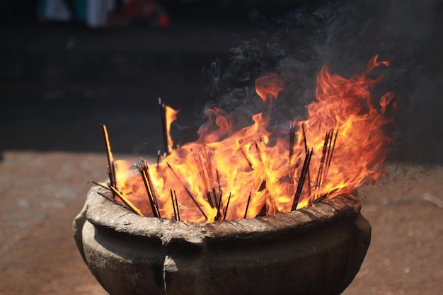 Foto vuur en wierook in de tempel