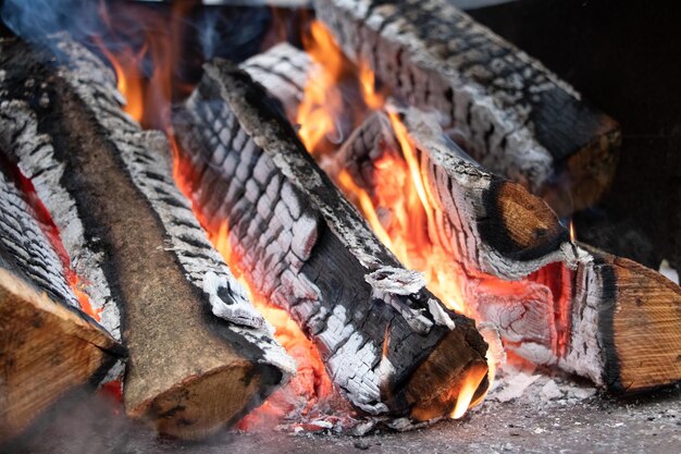 Vuur in de open haard met brandhout en kolen Brandhout brandt