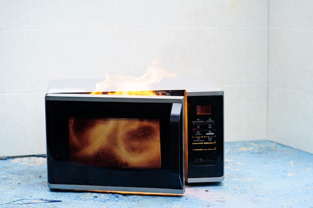 vuur. Magnetron in brand het concept van vuur in de keuken