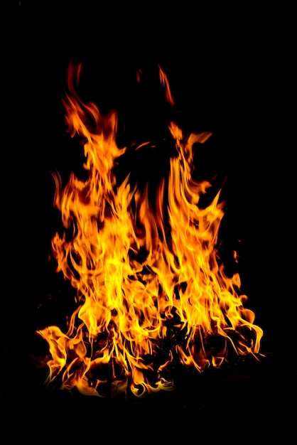 Vuur vlammen geïsoleerd op een zwarte achtergrond