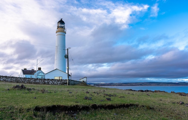 Vuurtoren aan de kust van de Noordzee in Schotland tegen een dramatische hemel