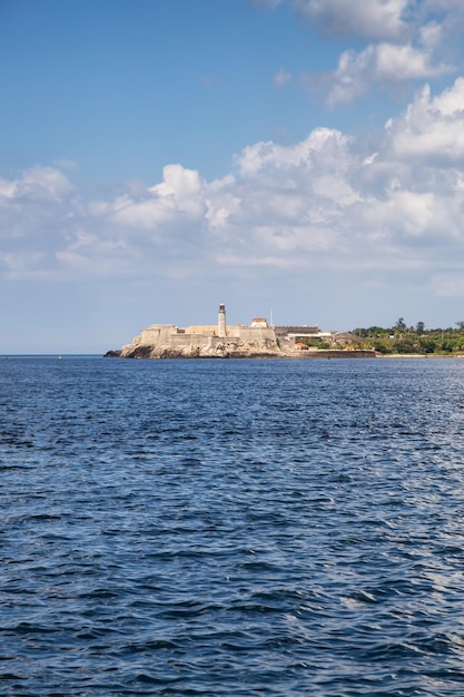 Vuurtoren aan de oceaankust in de oude stad Havana