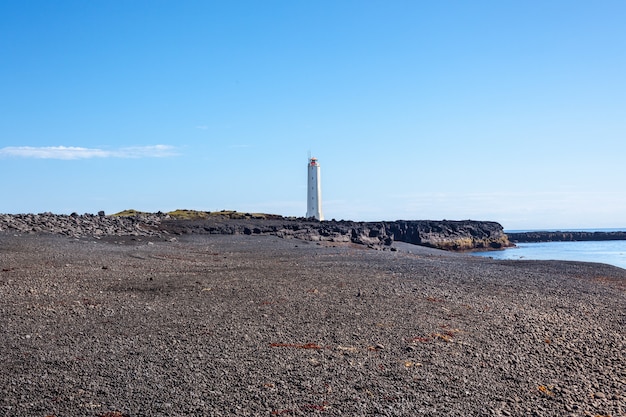 Vuurtoren aan de westkust van IJsland bij zonnig weer. Horizontaal schot