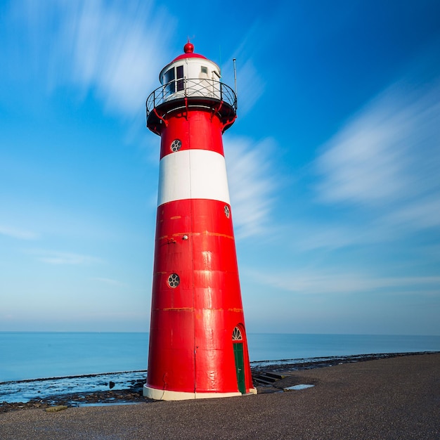 Vuurtoren aan zee met bewolkte lucht