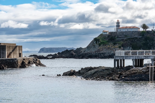 Vuurtoren bij de ingang van de haven van het pittoreske en toeristische dorpje Cudillero Asturias