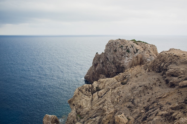 Vuurtoren bij Kaap Formentor in Kust van Noord-Mallorca, Spanje. Artistieke zonsopgang en zonsondergang landschap