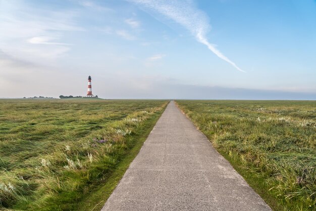 Foto vuurtoren door de zee tegen de lucht