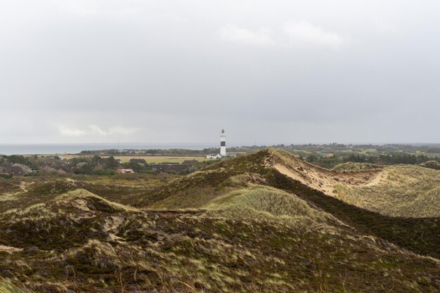 Foto vuurtoren door de zee tegen de lucht