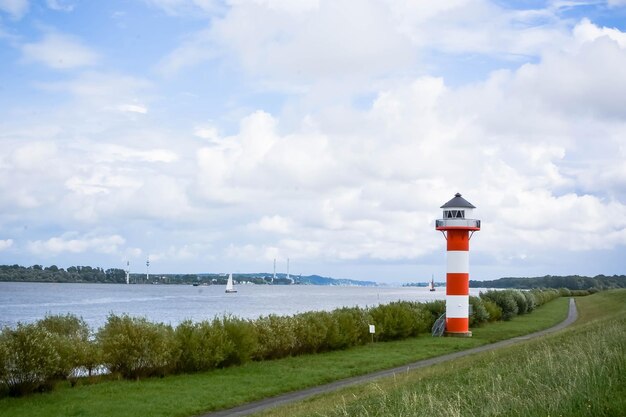 Foto vuurtoren door de zee tegen de lucht