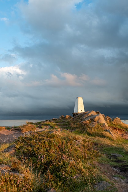 Foto vuurtoren door de zee tegen de lucht