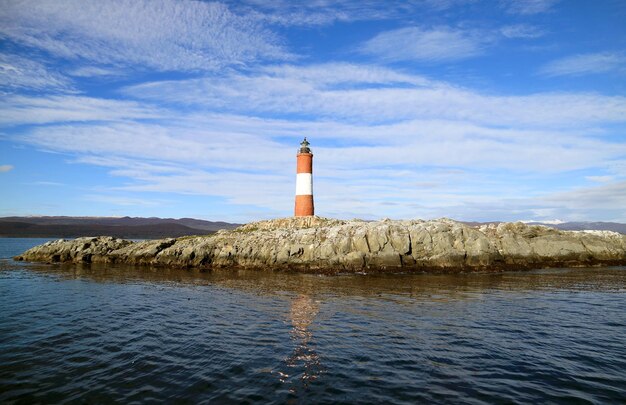 Foto vuurtoren door de zee tegen de lucht