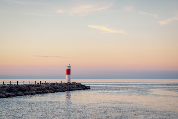 Vuurtoren en prachtige pastel zonsondergang op Lake Ontario, Rochester, USA