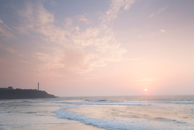 Vuurtoren en strand bij zonsondergang in Biarritz, Frankrijk