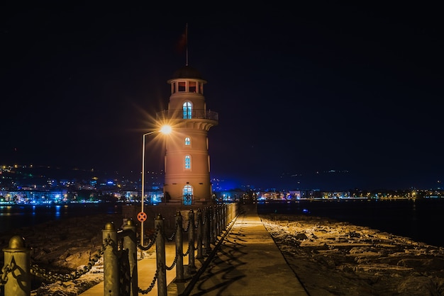 Vuurtoren in de haven van Alanya 's nachts.