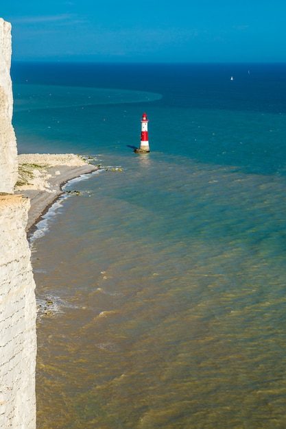 Foto vuurtoren in de zee en kliffen