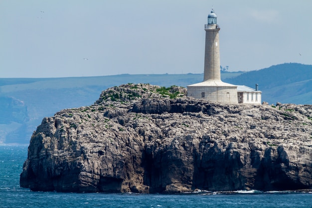 Vuurtoren in Mouro Island, Santander, Spanje