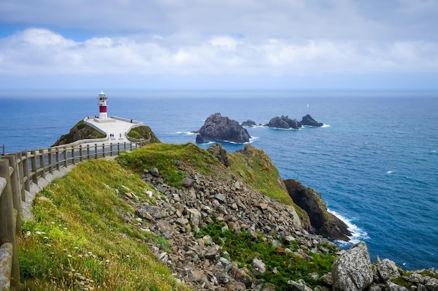 Vuurtoren Kaap Ortegal kliffen en Atlantische Oceaan Galicië Spanje