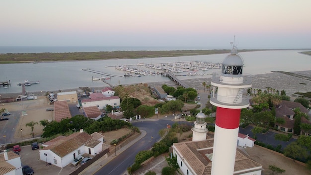 Foto vuurtoren naast vissersdorp en haven marina luchtbeeld spanje