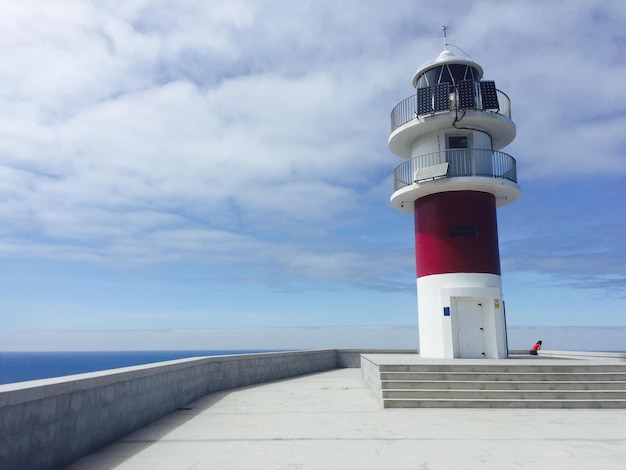 Vuurtoren op de pier op zee
