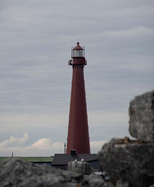 Foto vuurtoren op de rots door te bouwen tegen de lucht