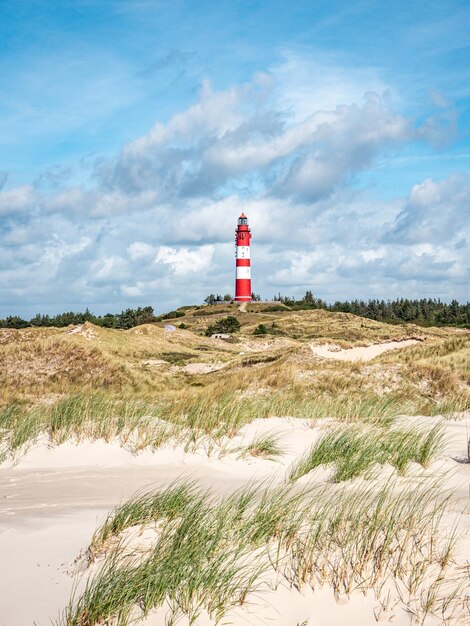 Vuurtoren op het strand tegen de lucht