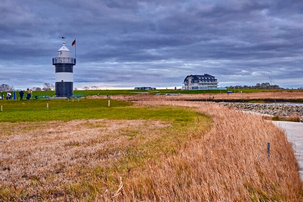 Foto vuurtoren op het veld tegen de lucht