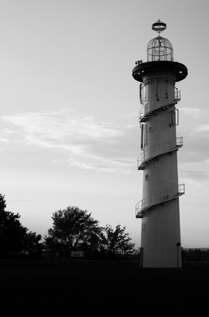 Foto vuurtoren op het veld tegen de lucht