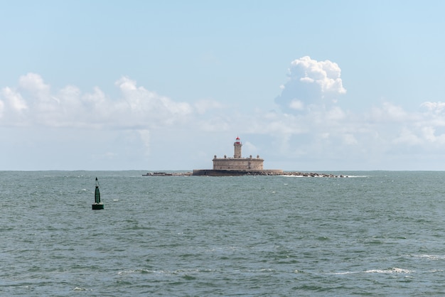 Vuurtoren op klein eiland op zee - Het fort van Sao Lourenco do Bugio