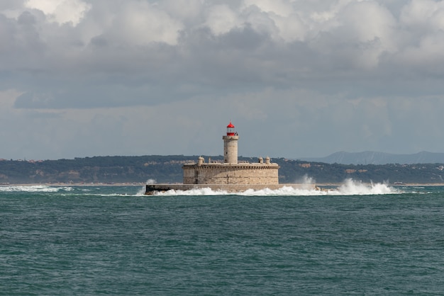 Vuurtoren op klein eiland op zee - Het fort van Sao Lourenco do Bugio