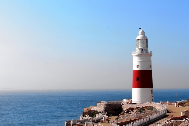 Vuurtoren tegen de rustige blauwe zee