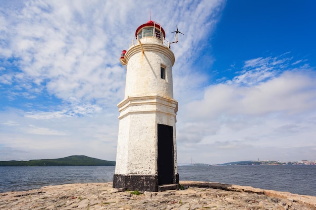 Vuurtoren tokarevskiy egersheld op de tokarevskaya koshka-kaap in vladivostok, primorsky krai in rusland