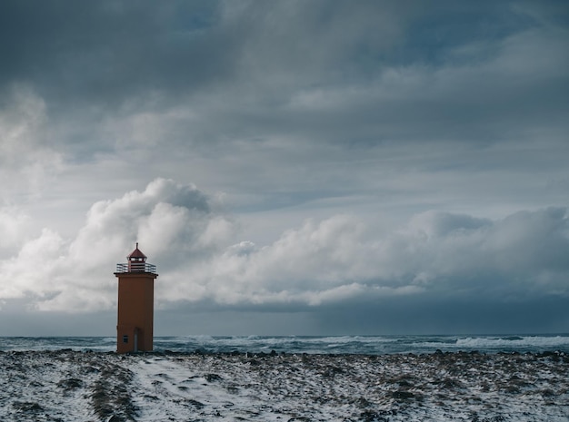 Vuurtoren van de zee tegen de lucht