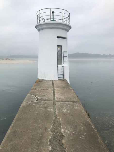 Foto vuurtoren van de zee tegen de lucht