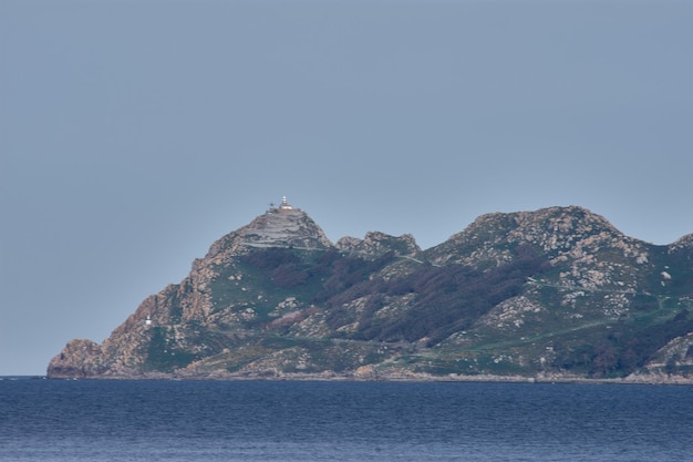 Vuurtoren van het eiland San Martio van de Cies-eilanden Pontevedra Spanje, gezien vanaf het strand van Sayanes in