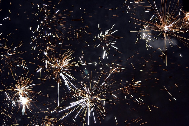 Vuurwerk aan de nachtelijke hemel