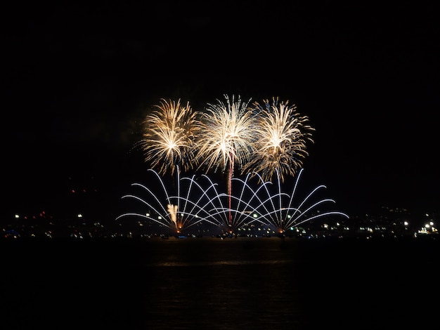 Vuurwerk aan zee opening van de stadsviering Augustus Malaga Fair