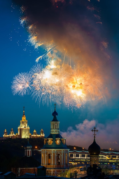 Vuurwerk boven het St. Andrew's klooster voor de Staatsuniversiteit van Moskou vanaf het observatiedek van de Russische Academie van Wetenschappen.
