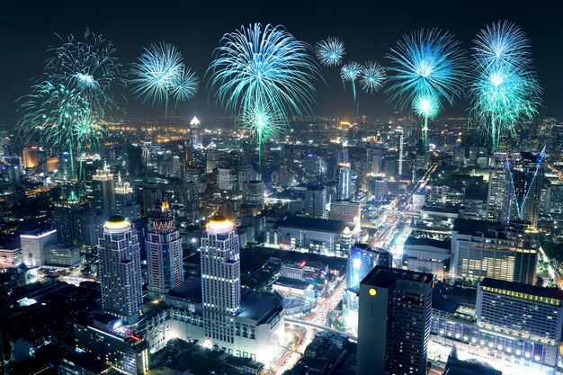 Vuurwerk dat over cityscape van bangkok bij nacht viert