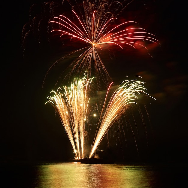 Vuurwerk, groet met de zwarte luchtachtergrond