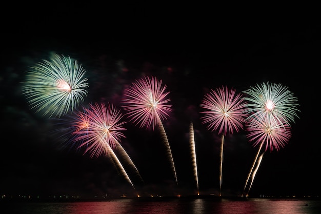 Foto vuurwerk in de donkere lucht