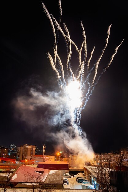 Foto vuurwerk in rood tegen een zwarte hemel