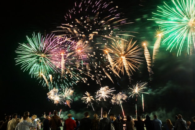 Vuurwerk met silhouetten van mensen in een vakantie-evenement