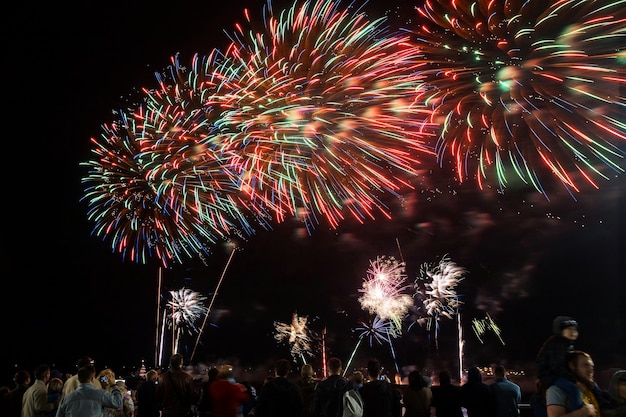 Vuurwerk met silhouetten van mensen in een vakantie-evenement