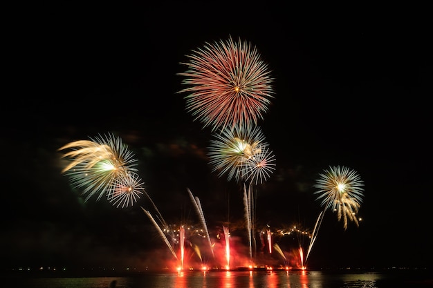 Foto vuurwerk mooi feest festival kleurrijk aftellen vrolijk kerstfeest gelukkig nieuwjaar donkere lucht fonkeling gloeiende vrolijke verjaardag