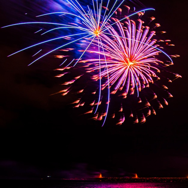 Vuurwerk op het strand van Barcelona.