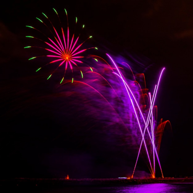 Vuurwerk op het strand van Barcelona.