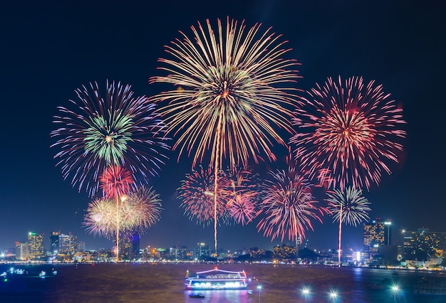 Vuurwerk over cityscape door het strand in schemeringnacht