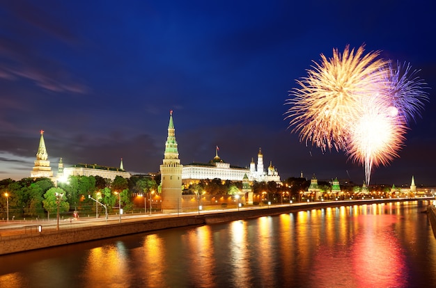 Vuurwerk over het Kremlin van Moskou en de rivier de Moskou. Moskou, Rusland. Viering van de Dag van de Overwinning