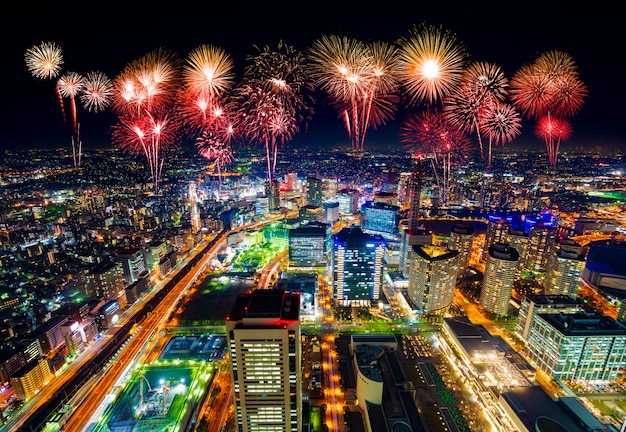 Vuurwerk over Yokohama-stadsgezicht bij nacht, Japan