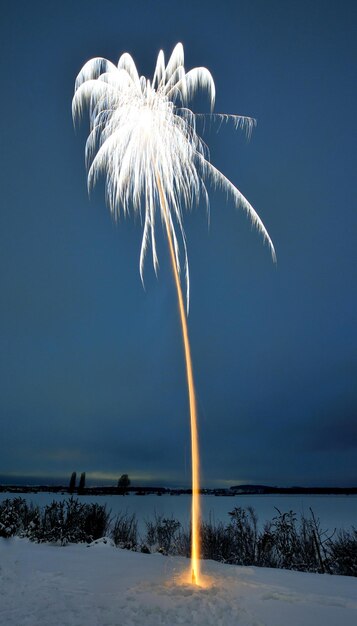 Foto vuurwerk tegen de hemel's nachts